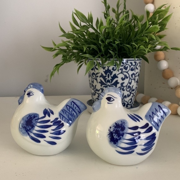 Chinoiserie‎ Set of two Chickens Salt Pepper Blue White Farmhouse blue white - Picture 10 of 11
